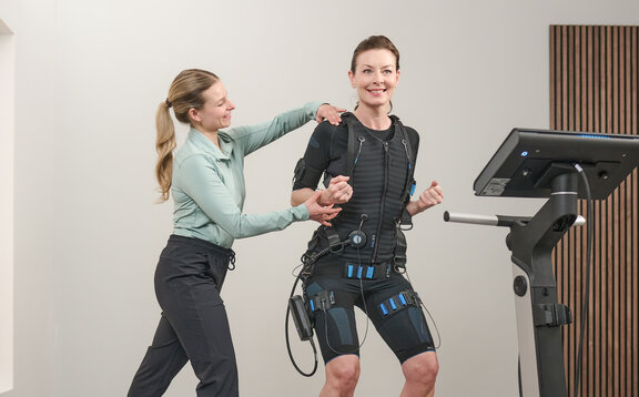 Frau im 1:1 EMS-Training mit einer Trainerin Seite_Ruecken_1_2026_02101565_2417x1500.jpg