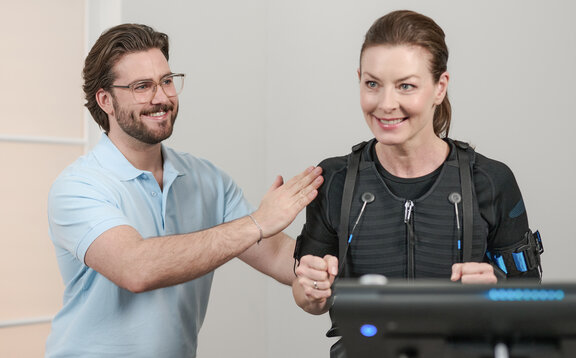 Frau trainiert mit EMS-Trainer Seite_Ruecken_2_2026_02101609_2417x1500.jpg