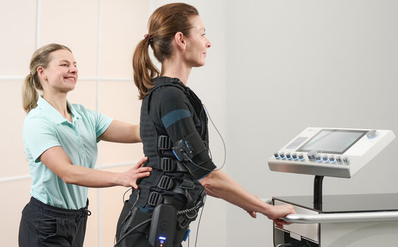 Frau mit Trainerin beim EMS-Training mit Rückenfocus Ruecken_2026_02102060_2417x1500.jpg