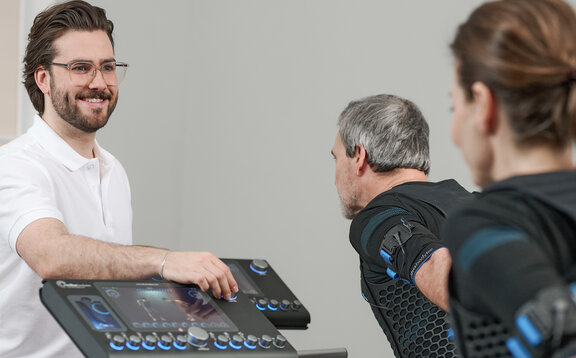 Trainer bedient miha bodytec II Gerätedisplay Unternehmensseite_1_2026-02101384_2417x1500.jpg
