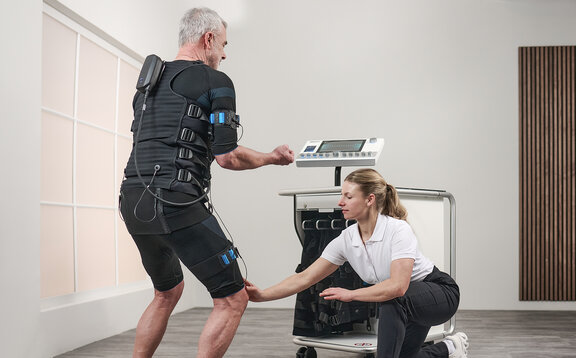 Ein Mann beim EMS-Training mit einer Trainerin Seite_Sarkopenie_2_2026_02100737_2417x1500.jpg