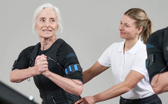 Ältere Frau mit Trainerin beim Ganzkörper-EMS-Training Unternehmensseite_2_2026_02100128_2417x1500.jpg